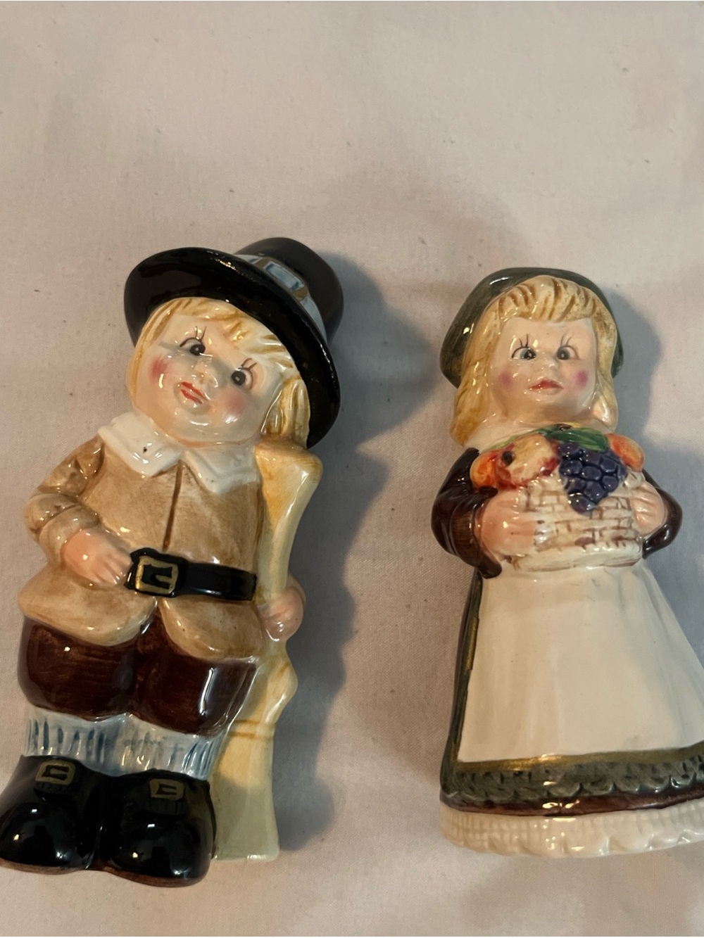 Vintage 1982 Holiday Pilgrim Couple Ceramic S&P shakers - Beige & White